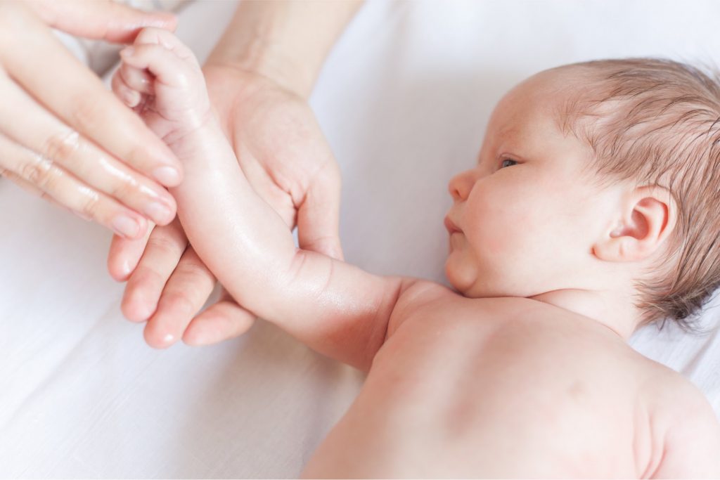 baby-massage_75494257_original